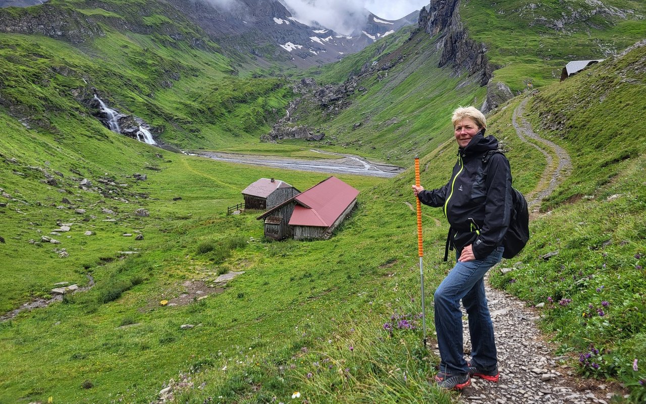Die Älplerin posiert vor ihrem Sommerdomizil auf der Geltenalp.