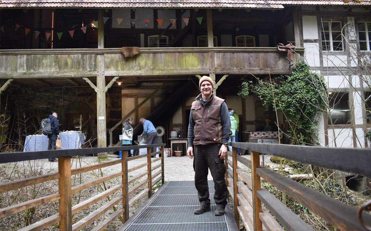 Kaspar Schiess Cimeli vor der Grabenöle Lüterswil, seiner Heimat.