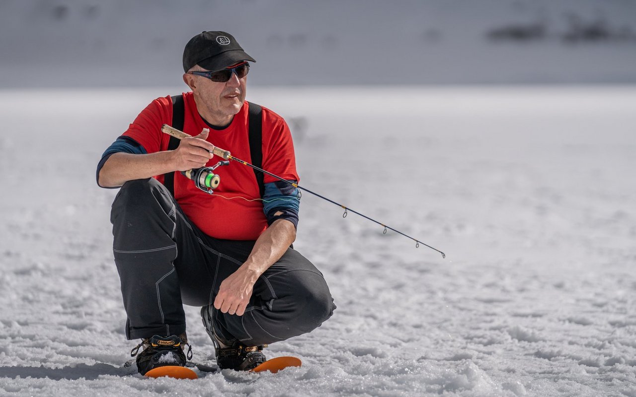 Daniel Kilian-Egli weiss, worauf es beim Eisfischen ankommt.