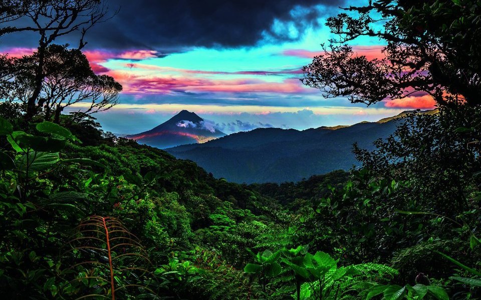 Imposanter Blick auf den Vulkan Arenal von Monteverde aus.