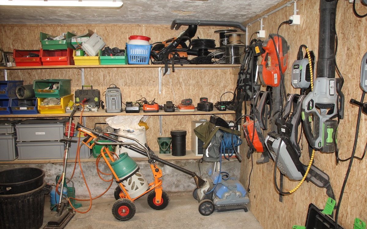 Werkzeuge, die ein Landschaftsgärtner braucht. 