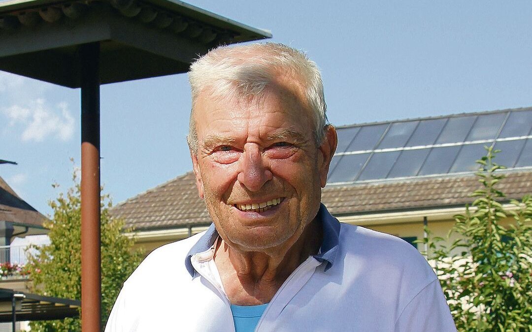 Paul Leupp setzt sich für Brutmöglichkeiten von Mehlschwalben im Seeland ein. 