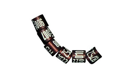 Die Informationen auf dem Ring geben Aufschluss über den Züchter, das Land und das Individuum. 