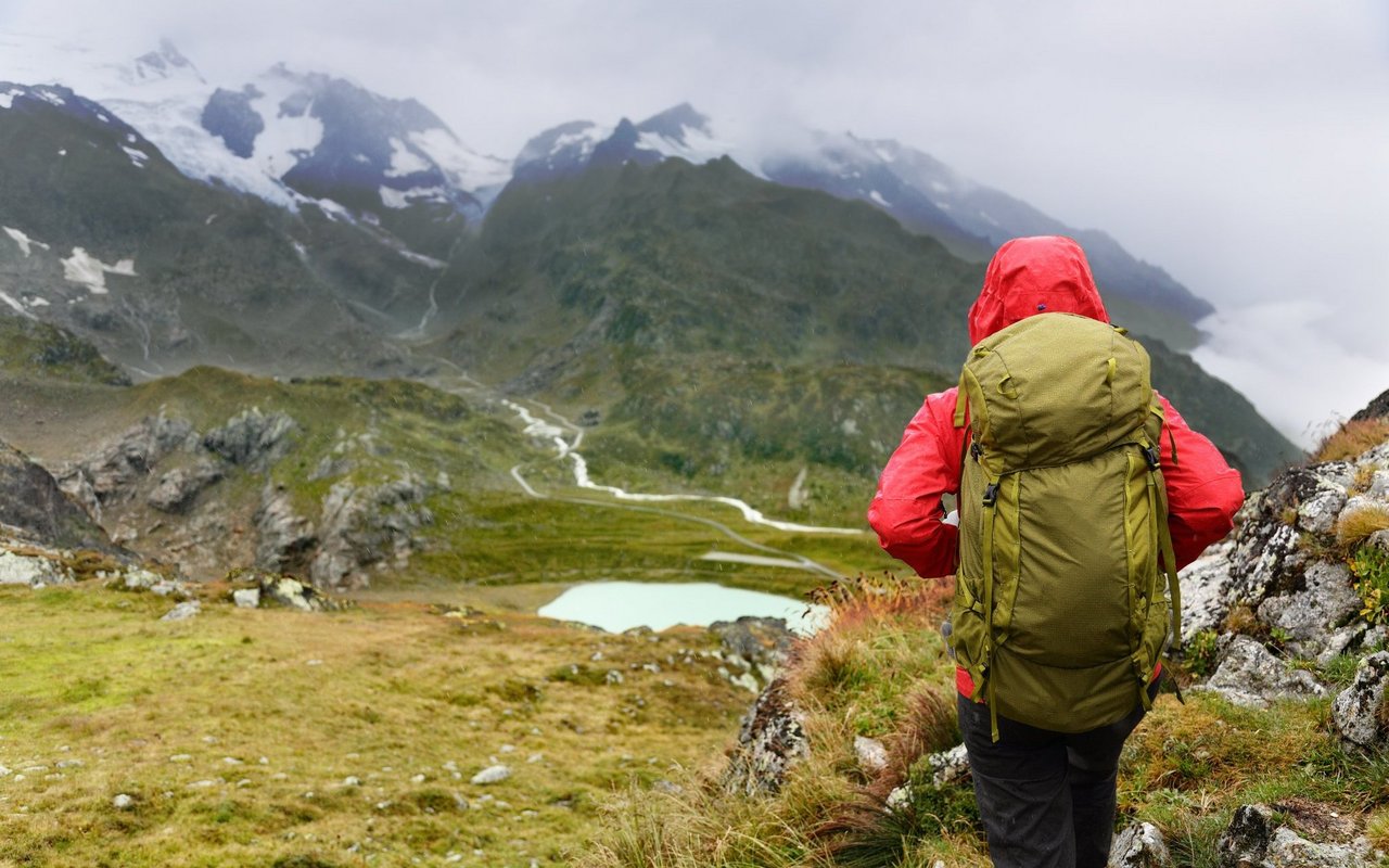 Nicht nur der Inhalt eines Wanderrucksacks ist wichtig, sondern auch wie dieser gepackt wurde. Je nach Schwierigkeitsgrad der Tour sollte der Schwerpunkt an einem anderen Ort liegen. 
