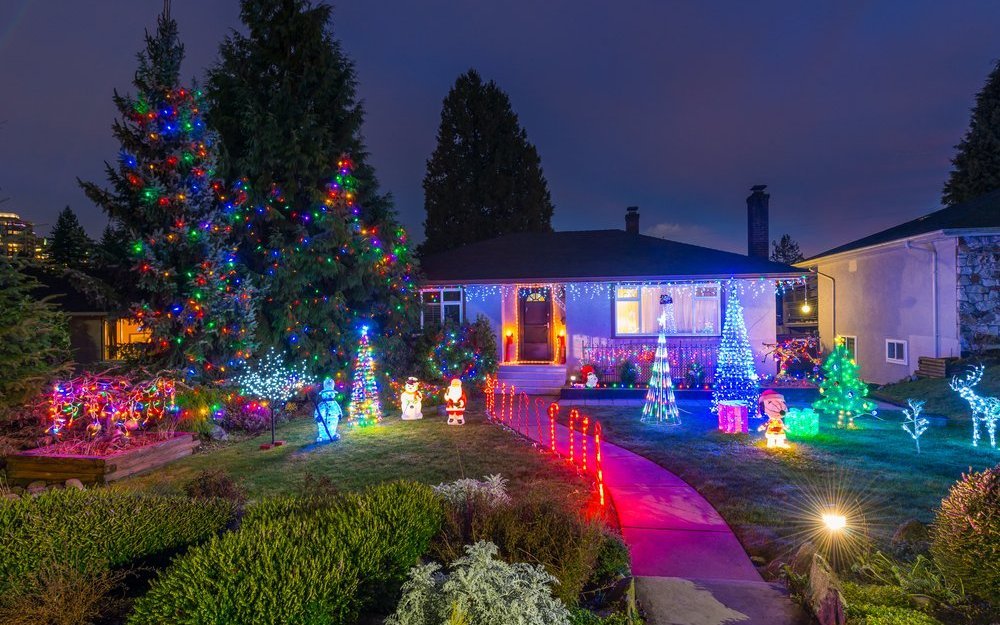 Tradition oder Ärgernis? Nicht alle mögen es, wenn das Nachbarhaus wie Las Vegas strahlt. Erst recht nicht nachtaktive Tiere. 