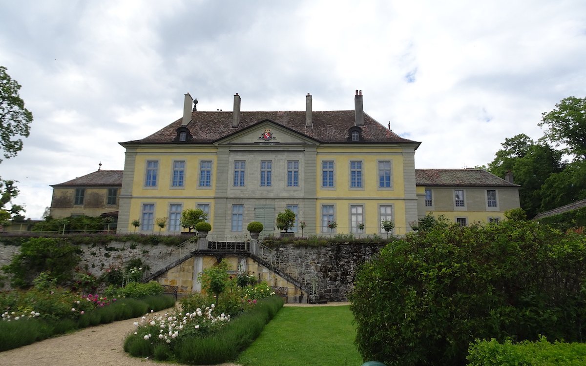 Das Châteu Vullierens wirkt schlicht und elegant. 