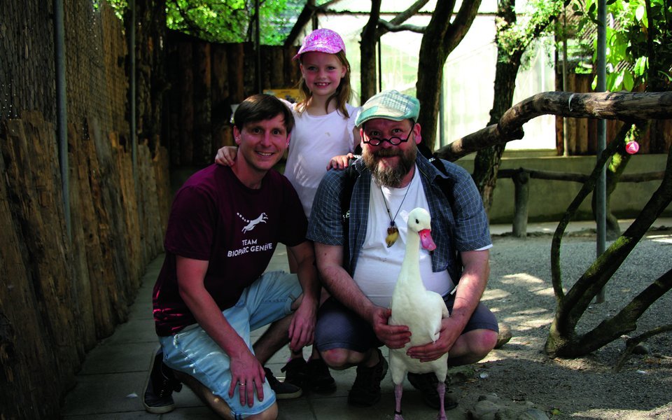 John-David Bauder (rechts) mit Lydia, dem Coscorobaschwan, Dr. Tobias Blaha und Tochter Luisa Blaha.