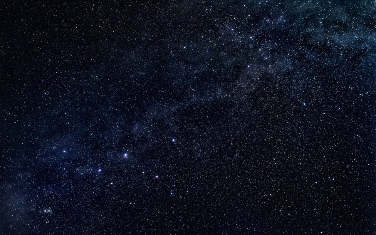 Kassiopeia (unten links im Bild) erscheint als W oder M am Himmel.