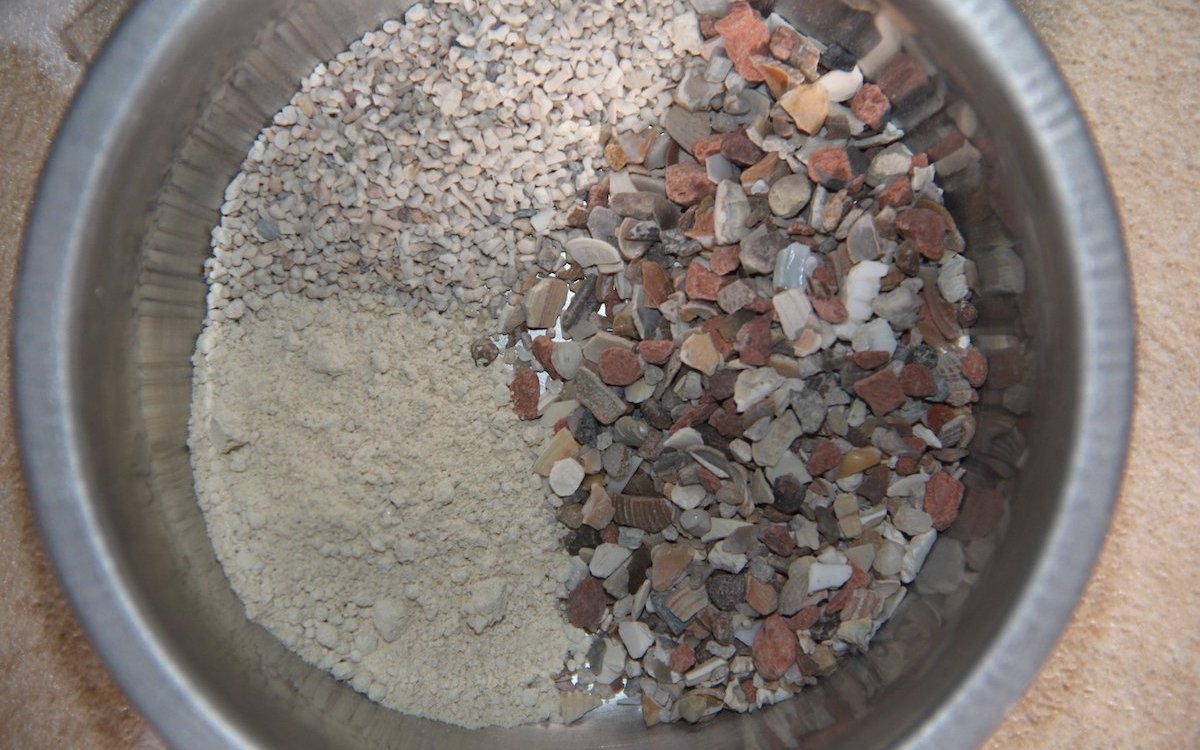 Papageien und Finkenvögel benötigen Grit und Sand. Sie nehmen Körnchen auf, die bei der Verdauung in ihrem Muskelmagen helfen. 