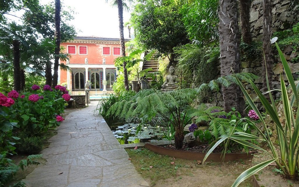 Vor dem ehemaligen Wohnhaus von Hermann Arthur Scherrer lockt im schattigen Bereich ein Teich mit Koikarpfen.