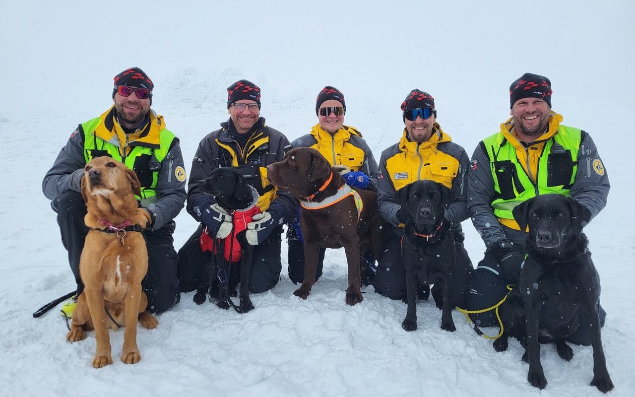 V.l.: Michi Stutz mit Fox, René Geisser mit seiner Pensionärin Nora, Matteo Odermatt mit Junghund Willy, Sven Heis mit Tinka und Beat Lussi mit Lana. 