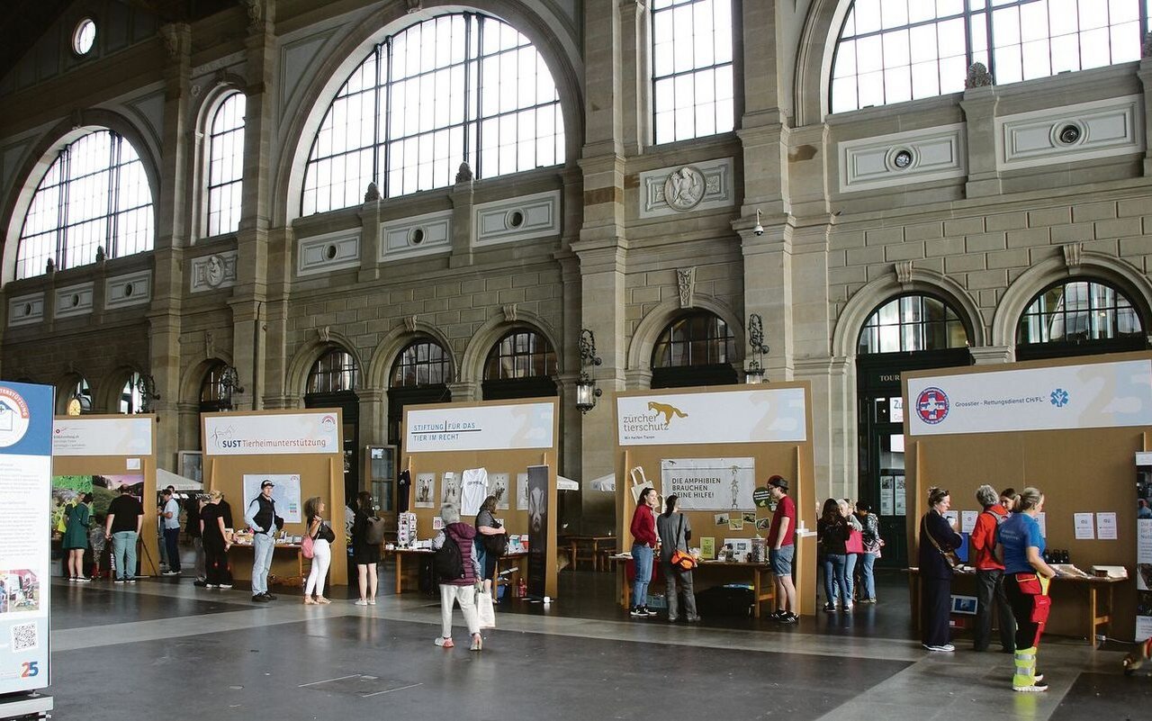 Zahlreiche Stände verschiedenster Tierschutzorganisationen in der Halle des Hauptbahnhofs Zürich.
