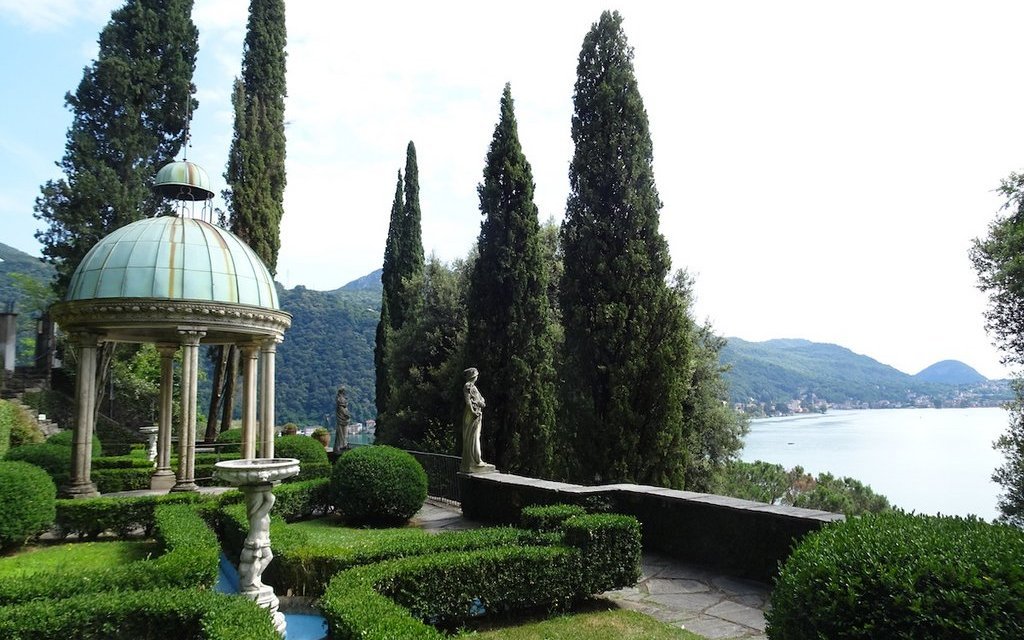 Zuoberst im Parco Scherrer angelangt bietet sich eine Rundsicht inmitten von Zypressen auf den Luganersee. 