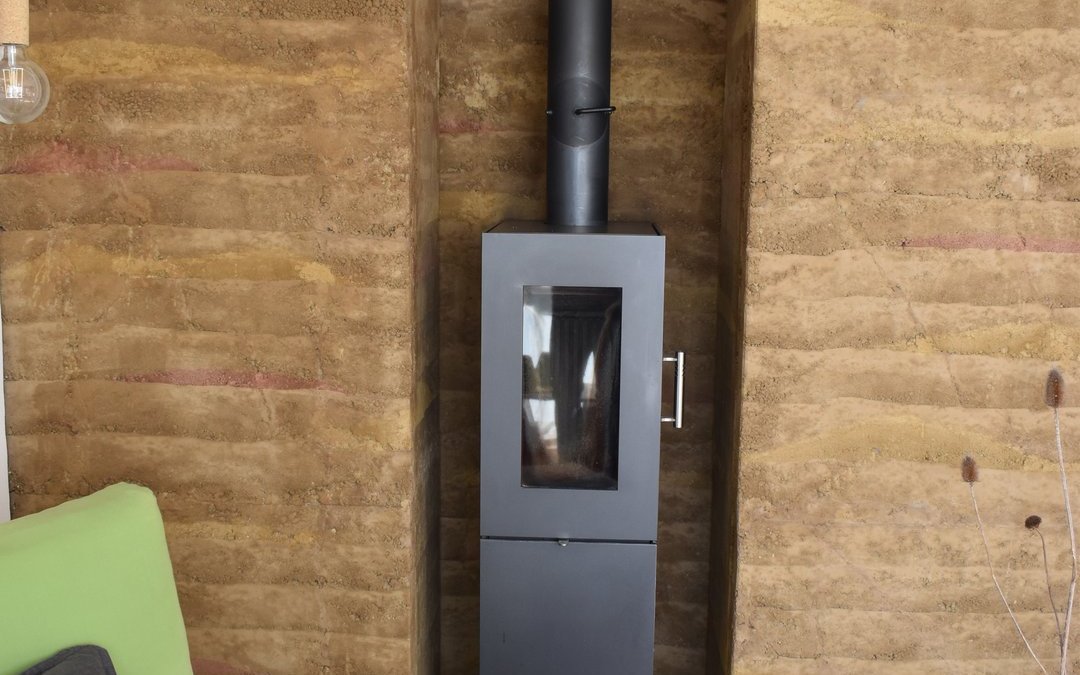 Ist gemütlich und hält warm: das Cheminée im Tiny House.