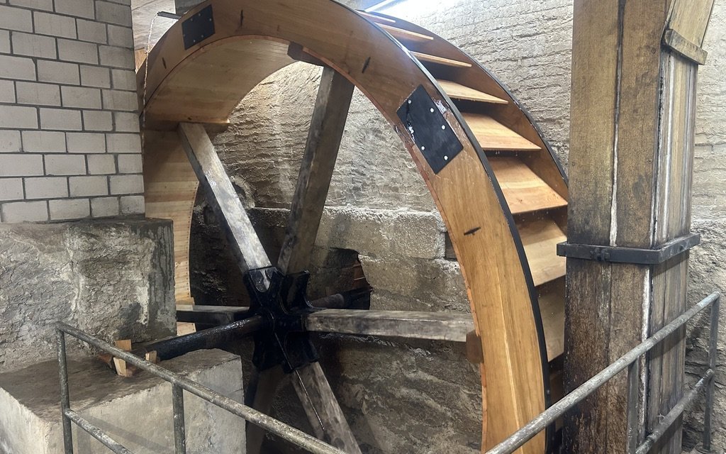Bei Trockenheit steht das Wasserrad und damit die ganze Anlage still.