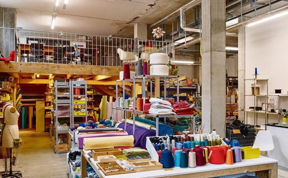 Bastelbegeisterte finden im Offcut Bern allerlei Materialien, von Knöpfen über Bänder bis hin zu Pfeifenreinigern.