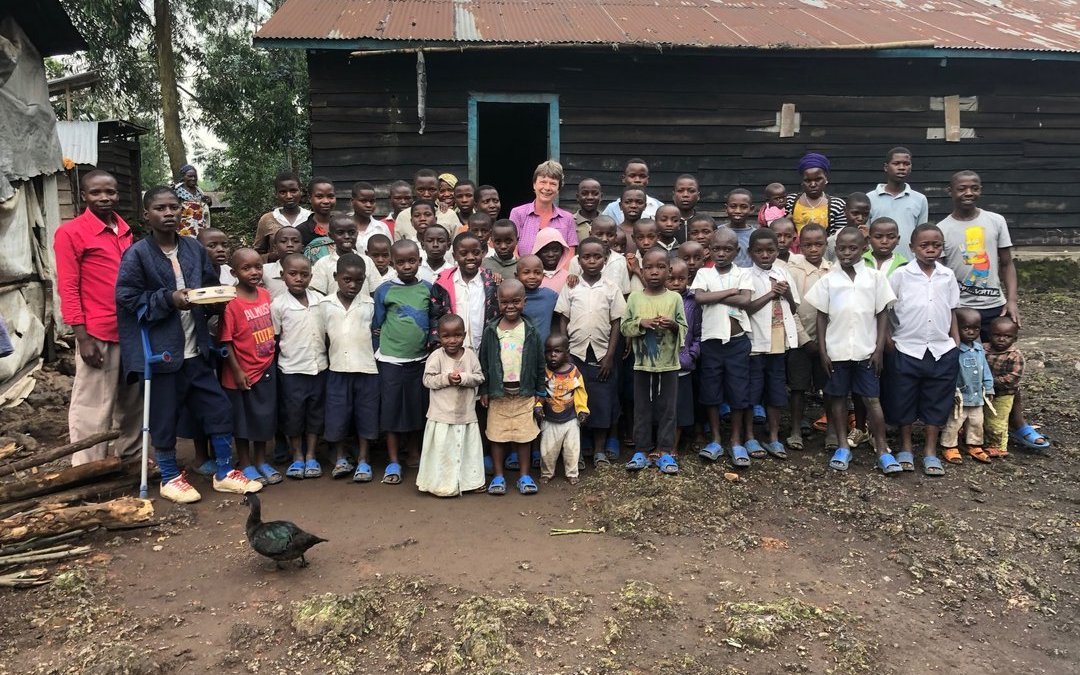 Die kriegsbedingte Standby-Phase des Congohound-Projekts setzt sich Marlene Zähner mit ihrer Stiftung DodoBahati für soziale Projekte ein.