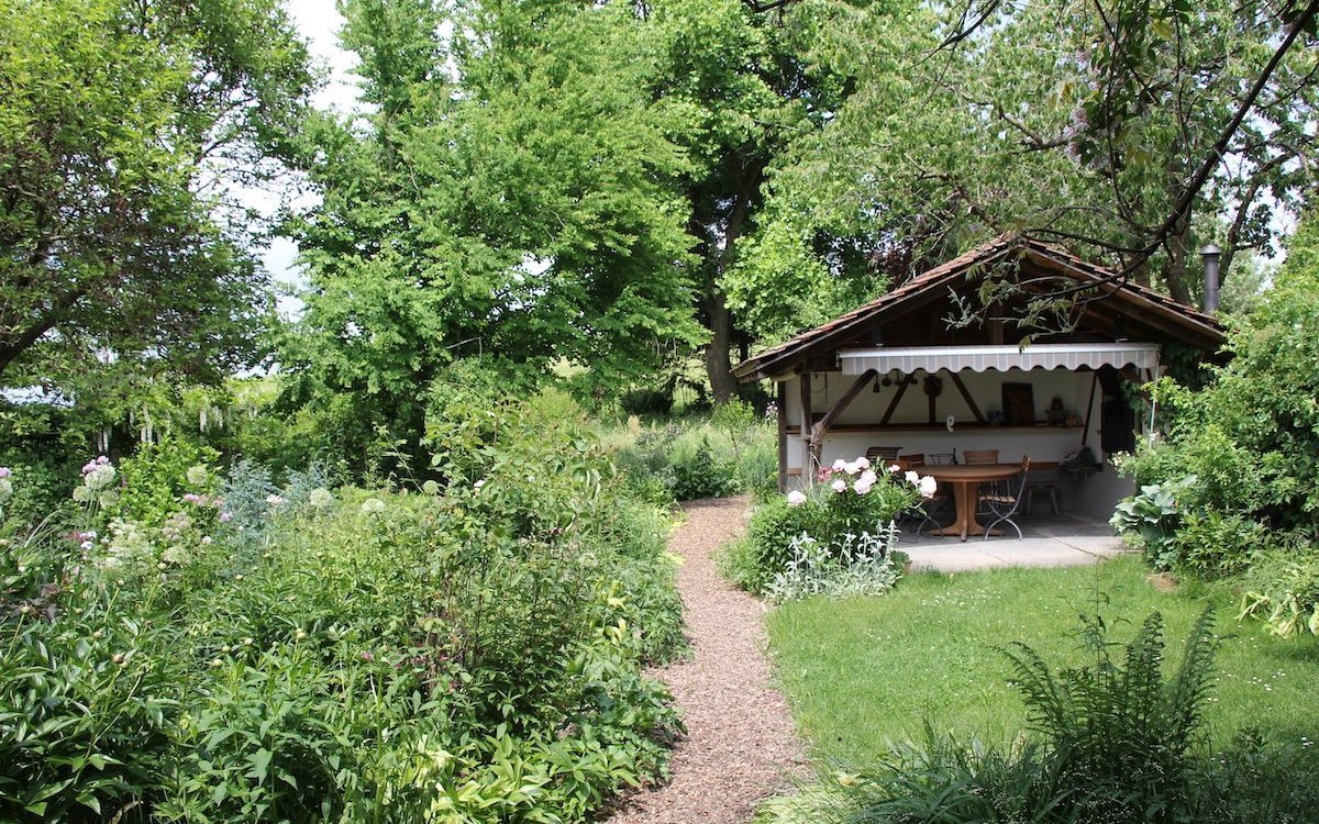 Der Blick vom Gartenhaus schweift über den Staudengarten. 