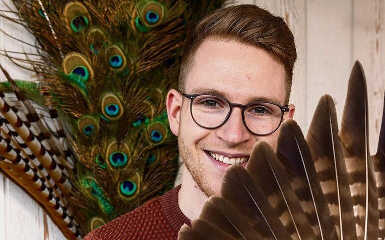 Luca Meier sammelt Federn und stellt diese neu zusammen. Aus einzelnen Fundstücken von Mäusebussarden hat er etwa diesen Flügel geformt.