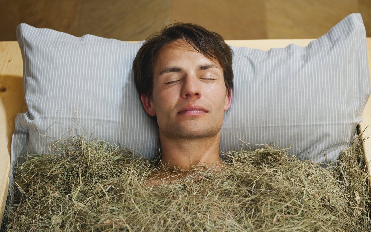 Heu kann unter anderem helfen, rheumatische Beschwerden zu lindern.