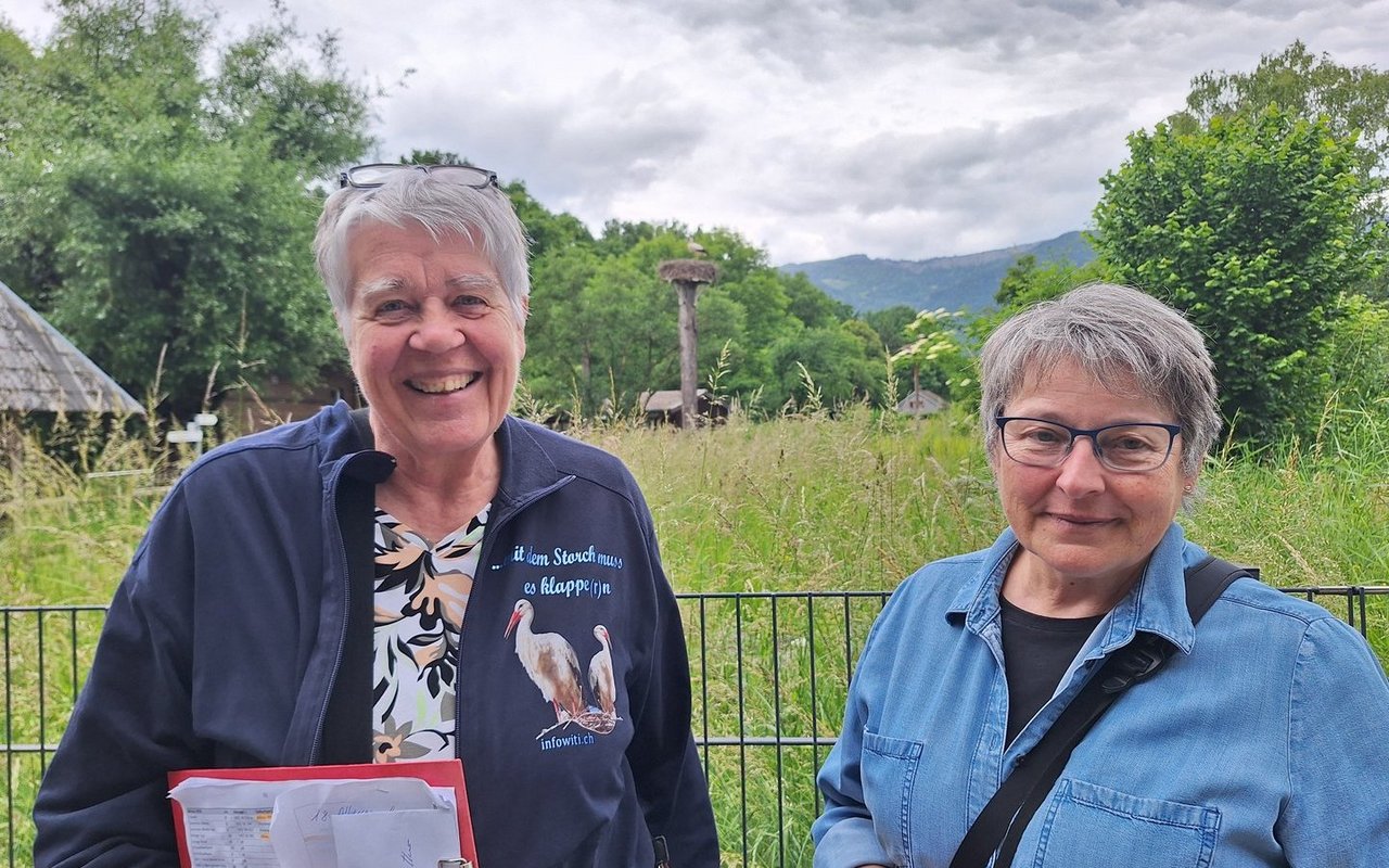 Renata Gugelmann (links) und Heidi Ammann helfen am Beringungstag tatkräftig mit.