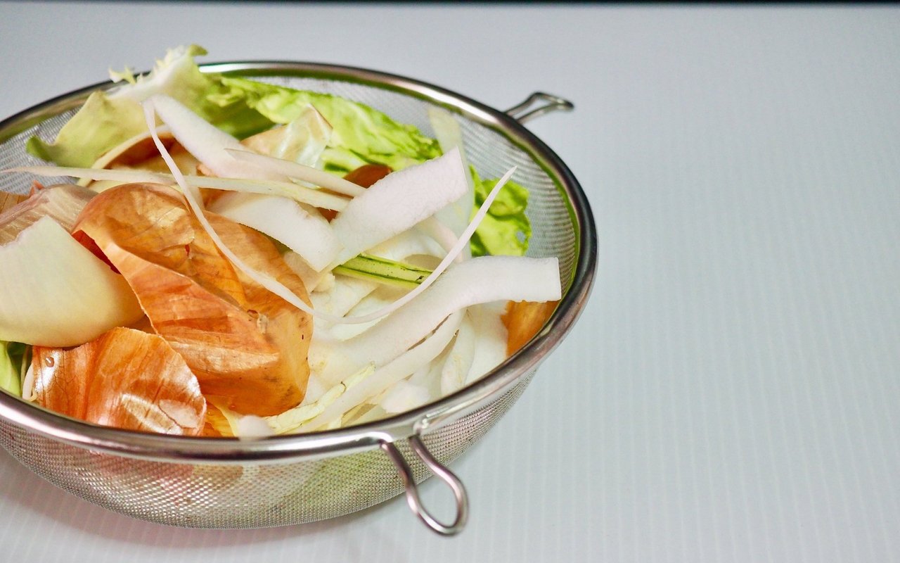 Die meisten Reste kann man nutzen, aber Kohlsorten sollte man unter anderem weglassen. 