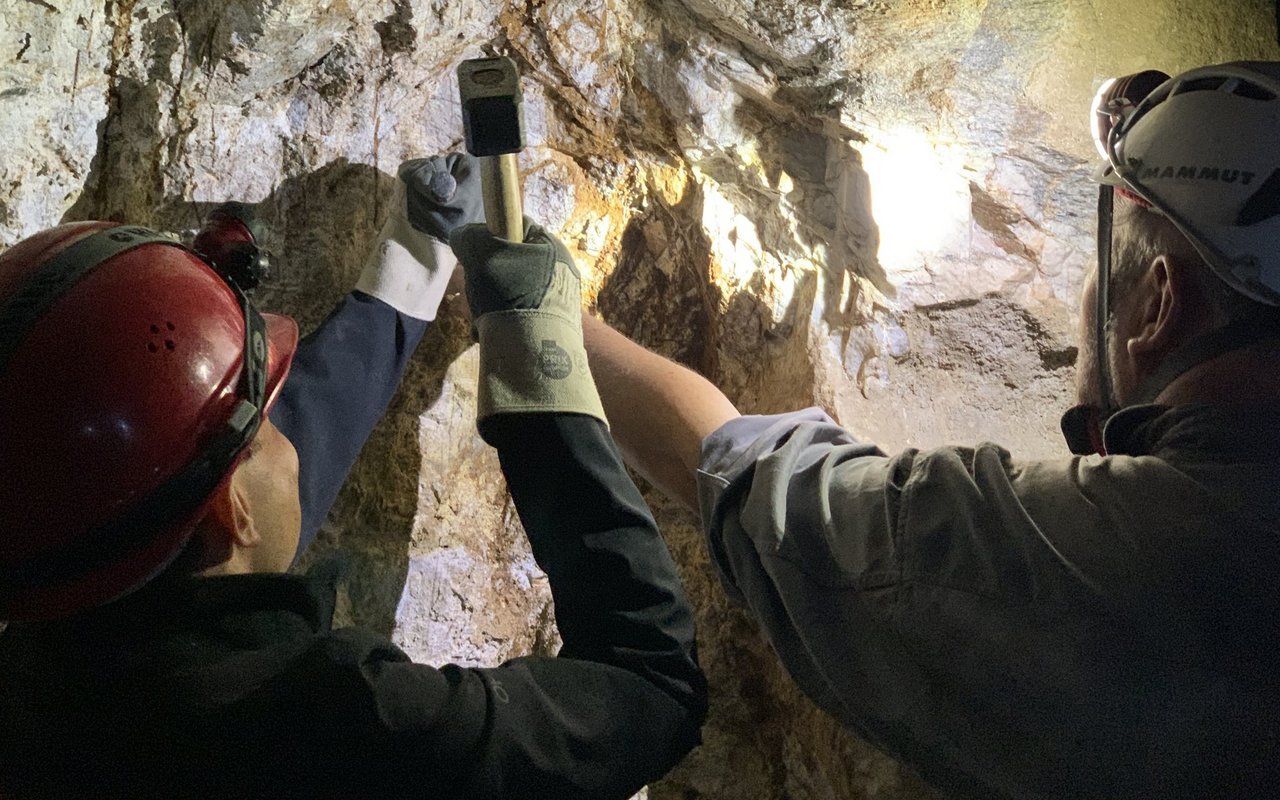 In der alten Goldmine geht es mit Hammer uns Meissel zur Sache