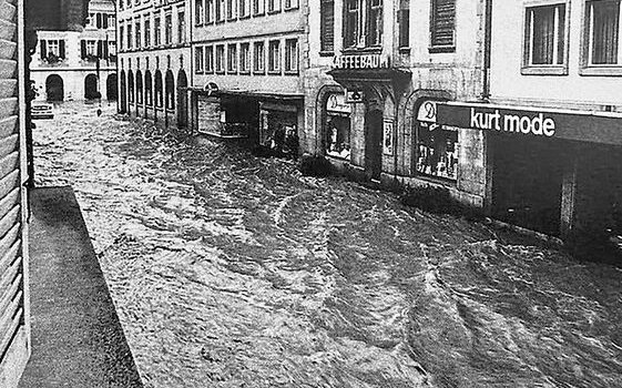 Das Jahrhunderthochwasser 1975 überstieg die hohen Trottoirs in Langenthal. 
