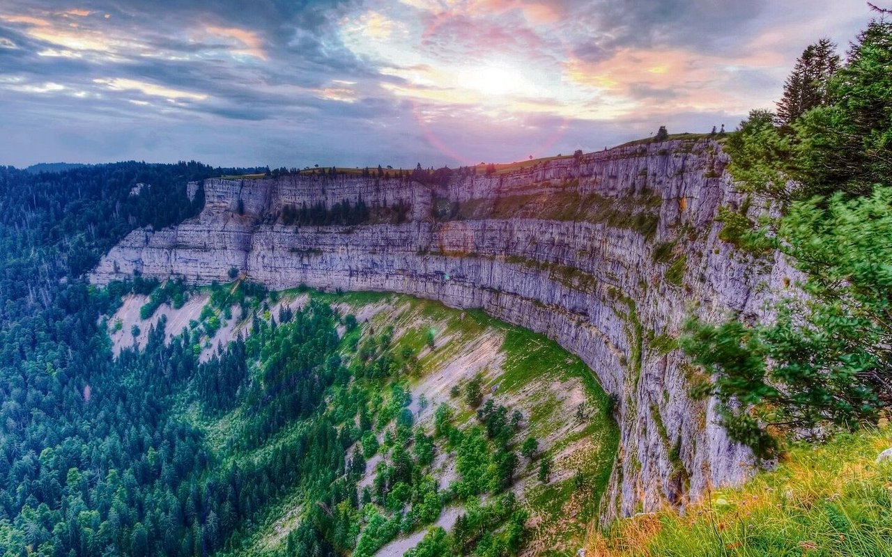 Der Creux du Van ist ein kreisförmiger Einschnitt im Jura an der Grenze der Kantone Neuenburg und Waadt. 