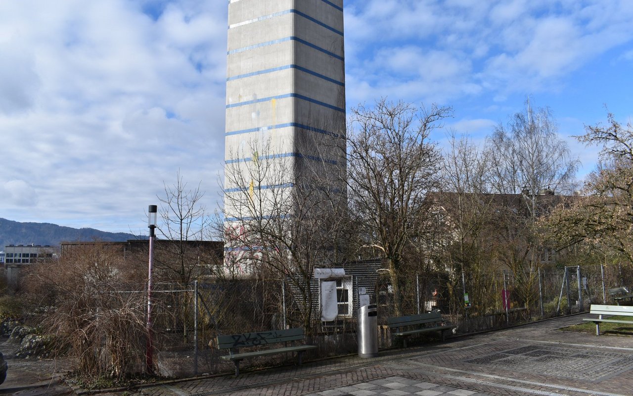 Direkt hinter dem Hühnerhof Schigu ragt der Abluftkamin des Milchbucktunnels in die Höhe.