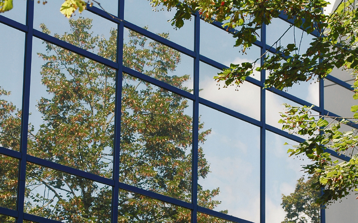 Die Glasfassade spiegelt die Landschaft nahezu perfekt. Sie birgt deshalb ein sehr grosses Kollisionsrisiko für Vögel 