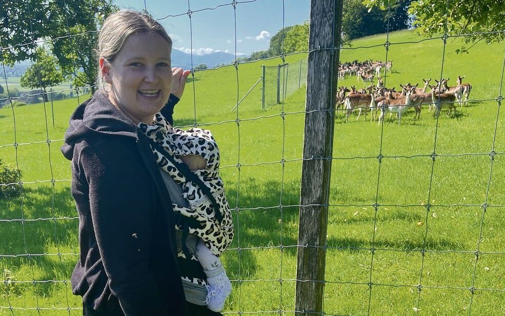 Mit der neugeborenen Tochter ist die nächste Generation Damhirschhalter am Start.