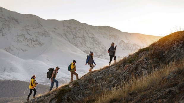 Fastenwandern senkt Blutdruck und Cholesterinspiegel und stärkt das Immunsystem.