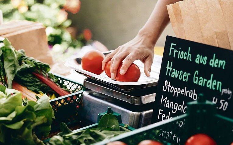 Gemüse aus dem Engadin für das Engadin: Am «Garden Market» kann die lokale Bevölkerung im Sommer Federkohl, Mangold oder Tomaten kaufen.
