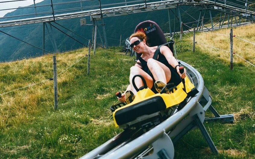 Die Rodelbahn «Coaster Bob» von Monte Tamaro ist bis zu 50 Kilometer pro Stunde schnell.