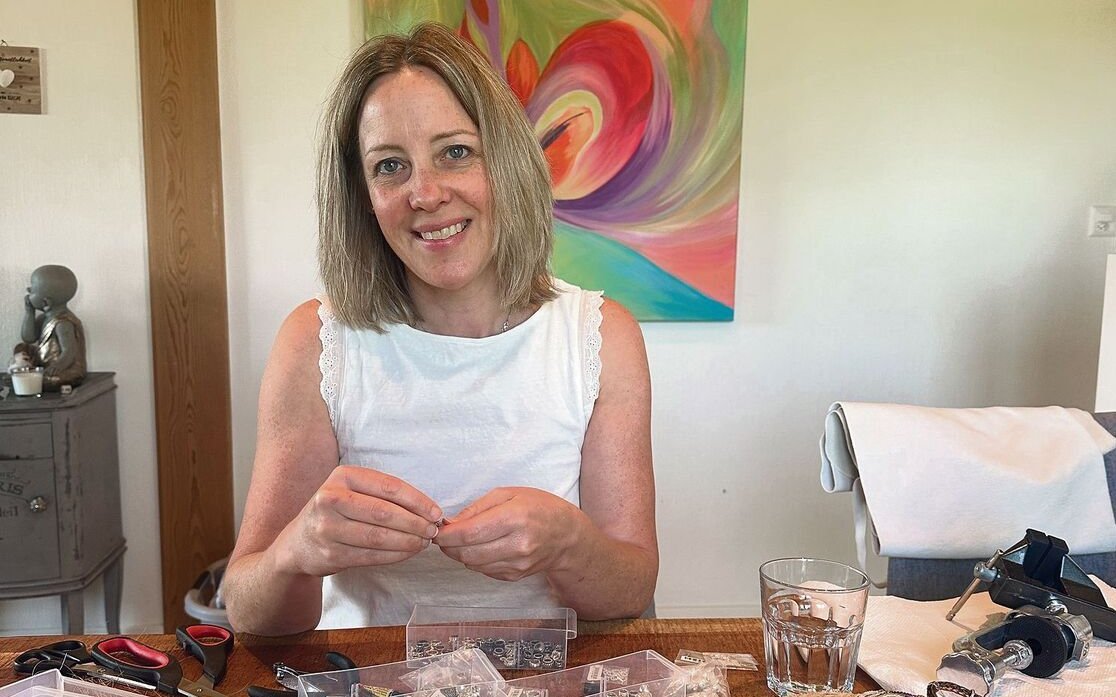 Jedes Armband kostete Schiess mehrere Stunden Handarbeit. 