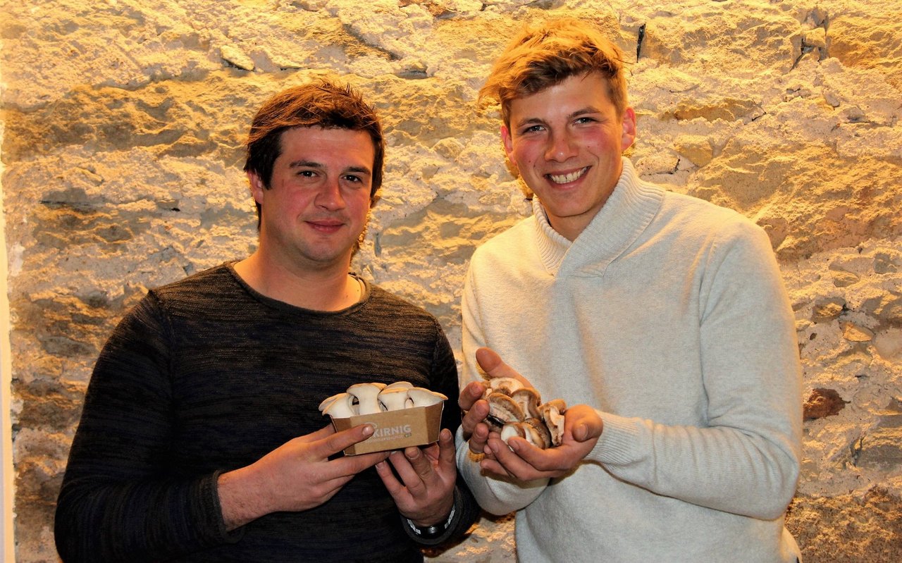 Die beiden Jungbauern Andreas Kalser und Josef Obkircher mit ihren Edelpilzen.