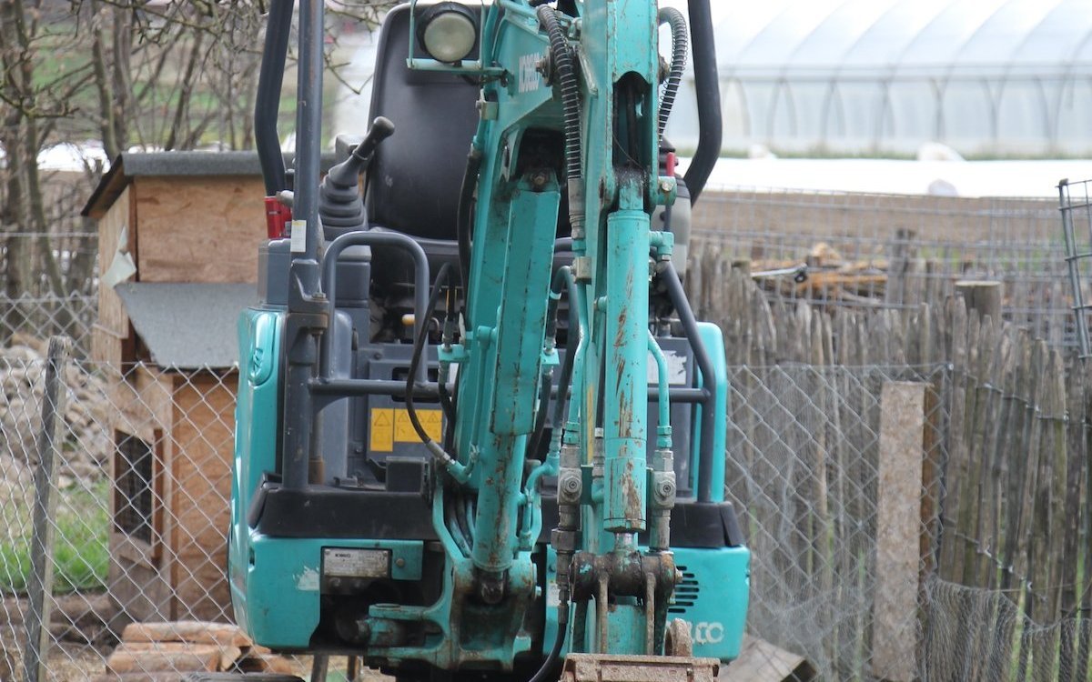 Nur für Grobarbeiten im Garten wird dieser Bagger verwendet. Ansonsten wird viel von Hand ausgearbeitet. 