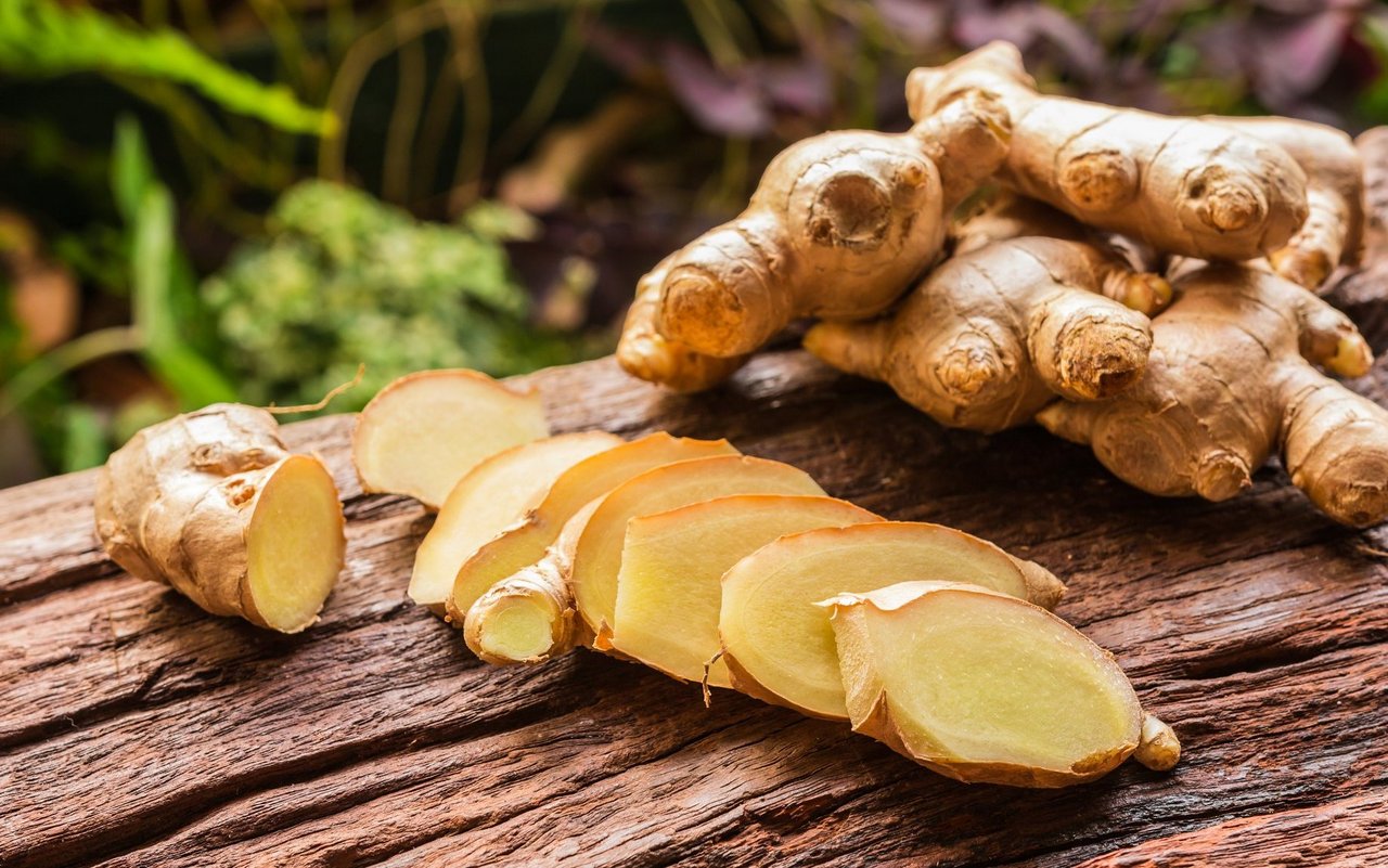 Ingwer wirkt stoffwechselanregend, fördert die Fettverdauung und Magensäureproduktion.