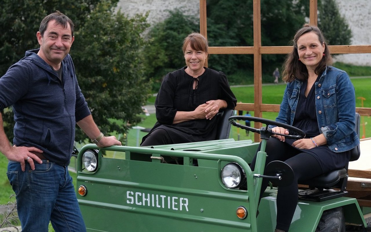 Das Leitungsteam des Kulturhofes hinter der Luzerner Museggmauer.
