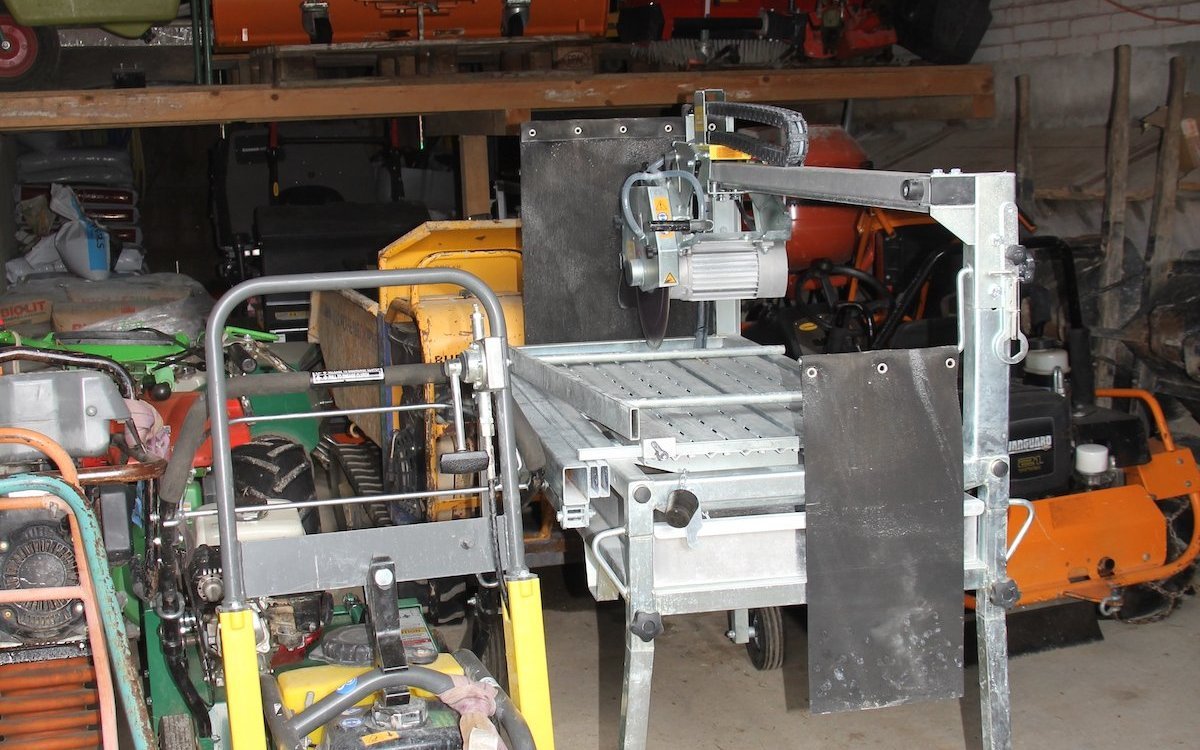 Landschaftsgärtner müssen auch mit Maschinen umgehen können.