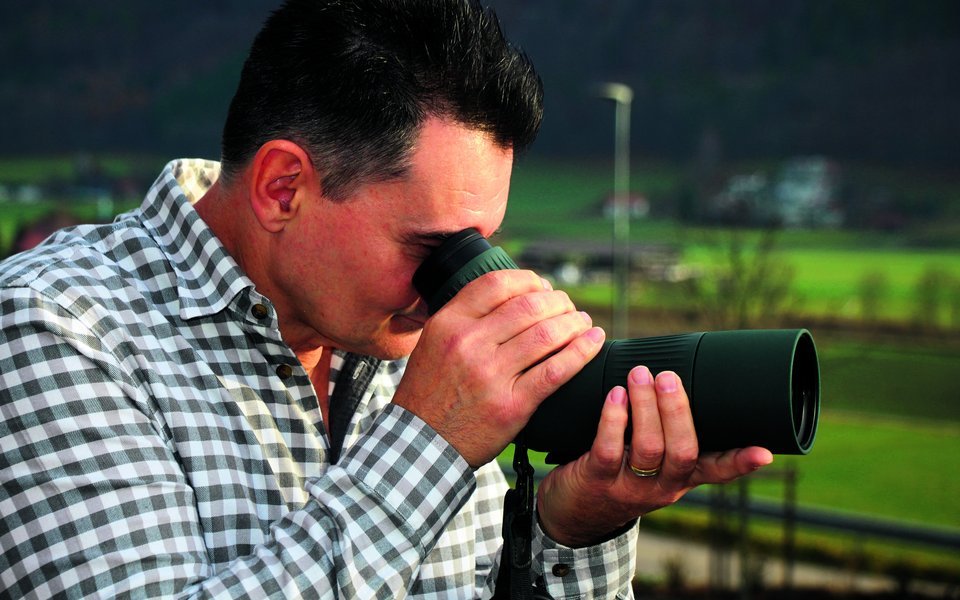 Olivier Riesen testet das neue Fernrohr mit Stabilisator und beobachtet einen Milan.