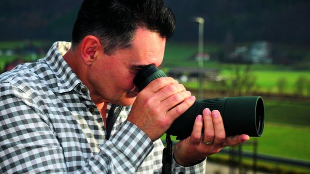 Olivier Riesen testet das neue Fernrohr mit Stabilisator und beobachtet einen Milan.