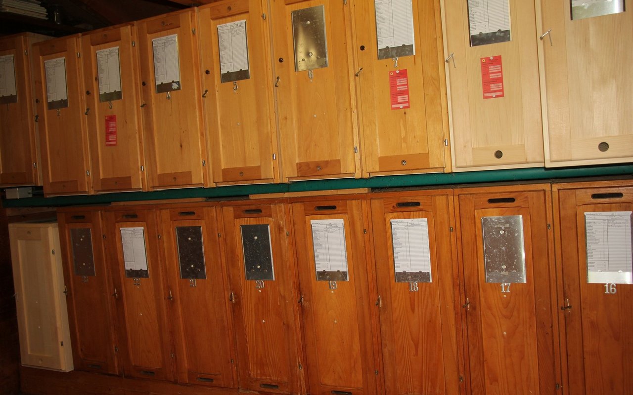 Bienenkästen im Innern des Bienenhauses. 