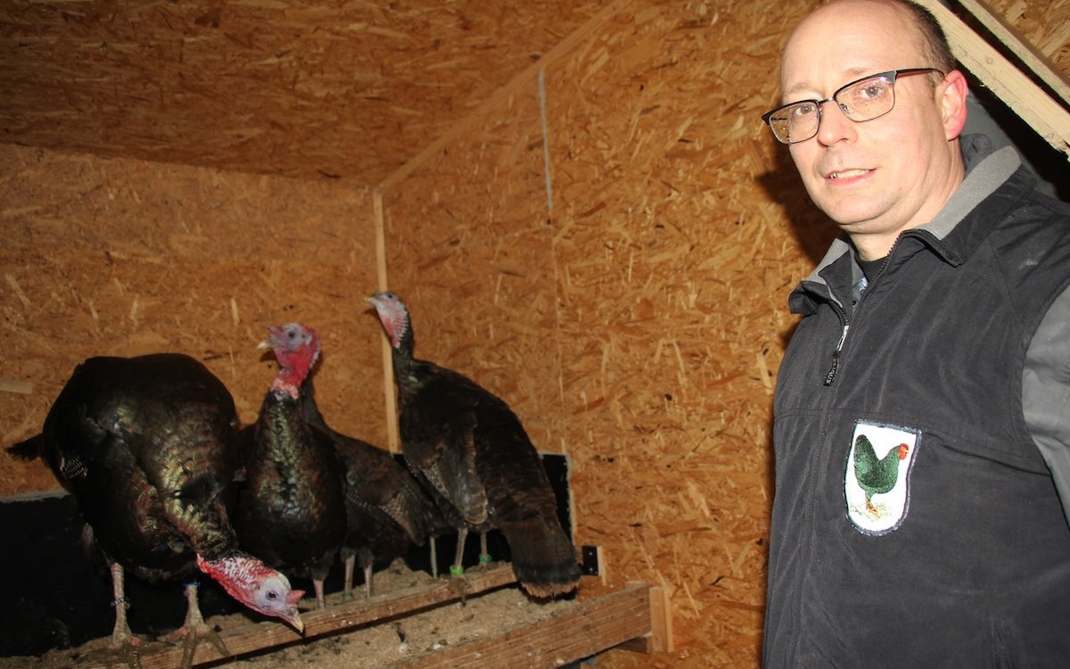 Dr. Pascal Furer bei seinen Truten. 