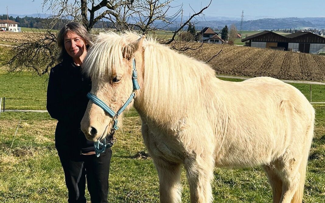 Petra Liggenstorfer mit ihrer Stute Leira-Björk frá Naustum III, die im 2023 eine Prüfung an der WM gewann.