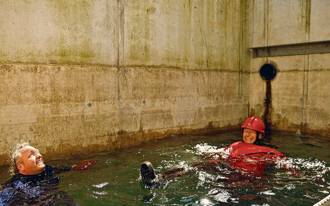 Während eines Kurses lernen die Feuerangehörigen alles, was es braucht, um Grosstiere aus misslichen Lagen zu retten.