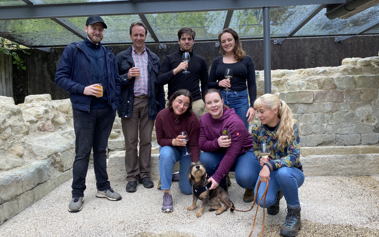 Selbst beim Apéro stand, oder besser sass Frieda im Mittelpunkt.
