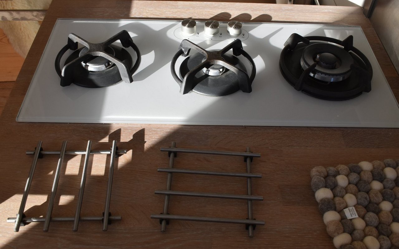 Versteckt unter einem ausziehbaren Tisch: drei Herdplatten.