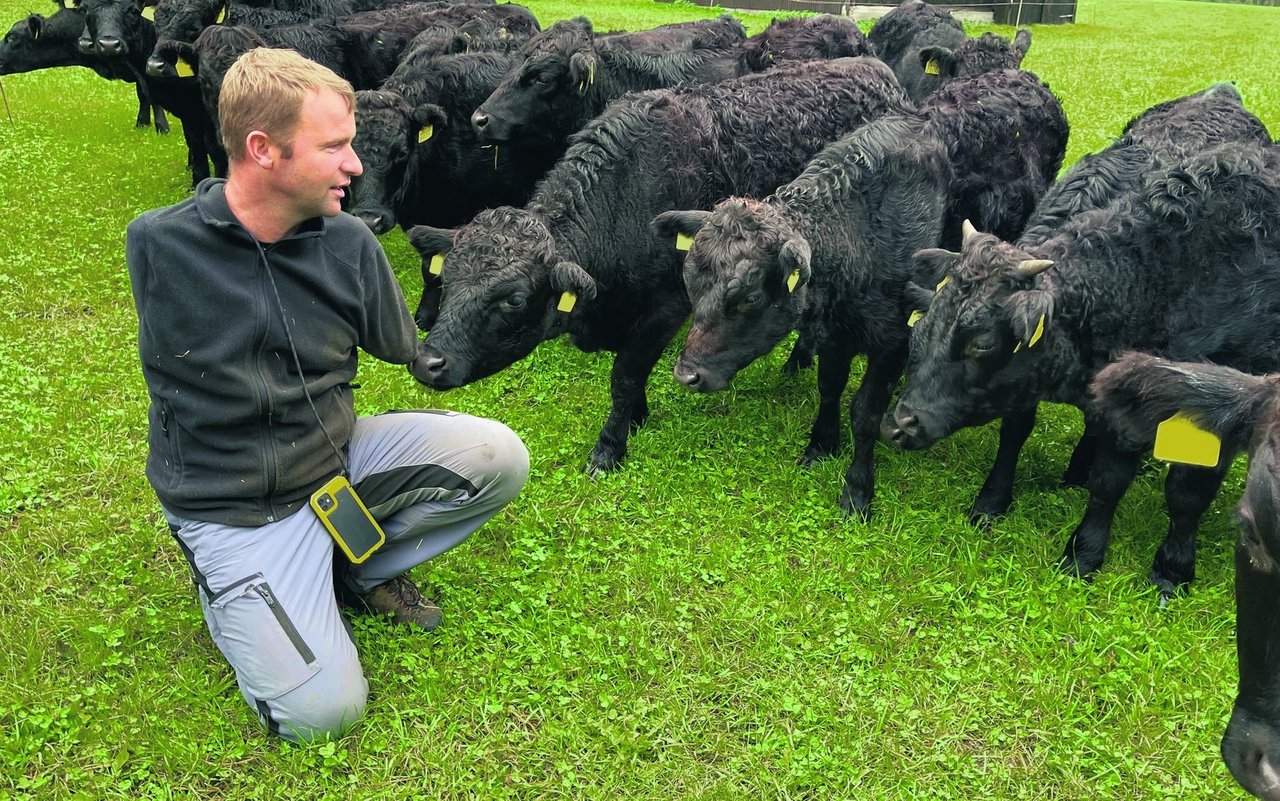 Der Landwirt hat ein inniges Verhältnis zu seinen Kühen.